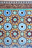 Marrakech - Medina meridionale, Tombe Saadiane - Qubba di Lalla Mas'uda, dettaglio dei tipici zellij marocchini, decorazioni in piastrelle smaltate.